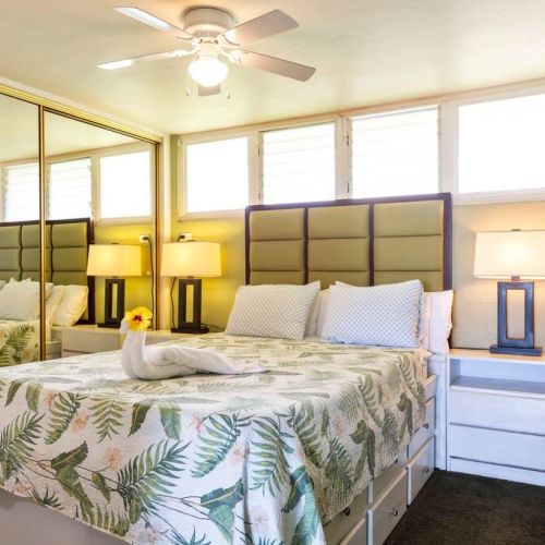 Queen bed with that Stay Aloha aesthetic