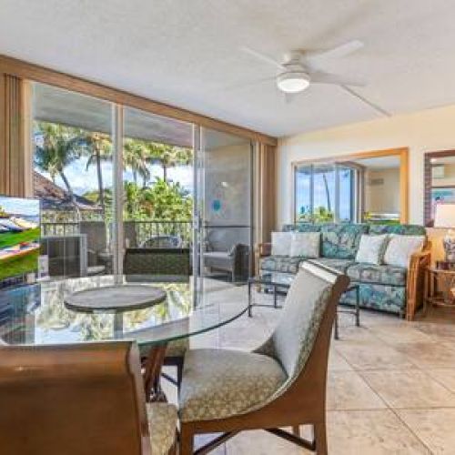 Dining table for 4 people and plenty of seating in living space