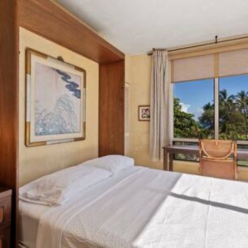 Second front bedroom with queen size bed