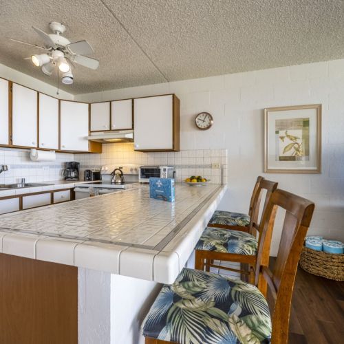 Full equipped kitchen with breakfast bar