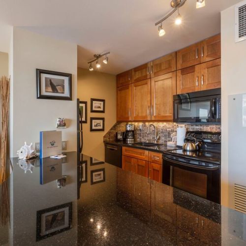 Fully equipped kitchen with breakfast bar.
