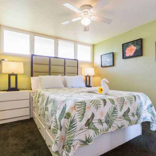 Queen bed with that Stay Aloha aesthetic