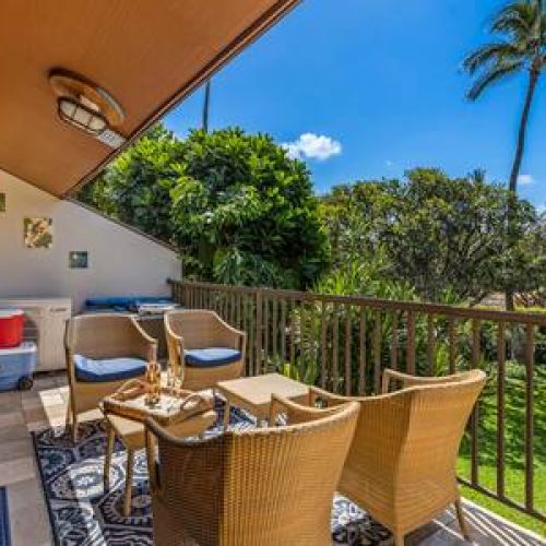 Large private lanai with seating for 4 people and beach gear(chairs, umbrella, cooler).