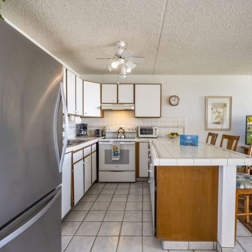 Full equipped kitchen with breakfast bar