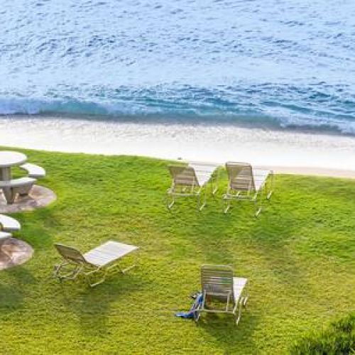 Hale Mahina picnic area with sun loungers