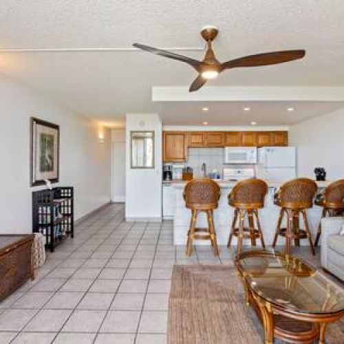 Kitchen island with seating for 4 people