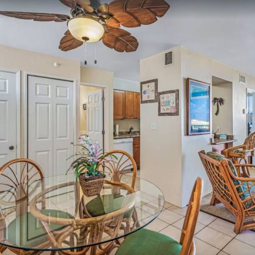 Dining table for 4 people with a view.