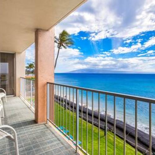 Plenty of seating on your oversized private lanai