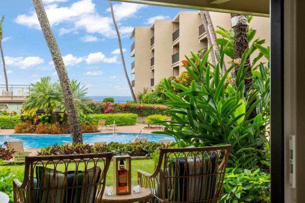 Sit back, relax, have a drink, and take in all Hale Ono Loa 114 has to offer.
