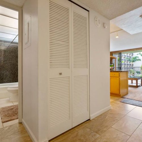 Full guest bathroom off hallway