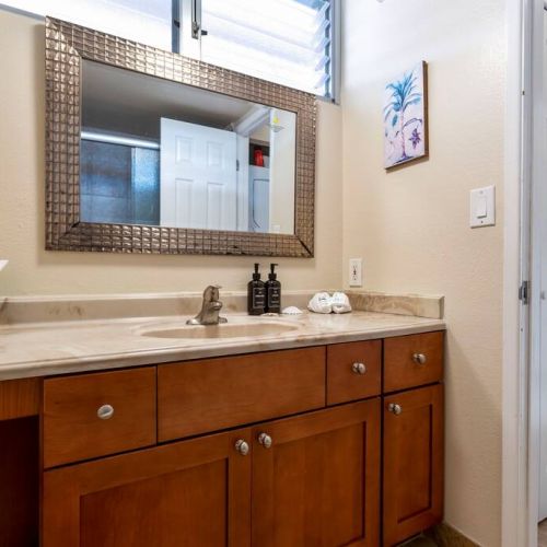 Full bathroom with all essentials and make up towel provided by Stay Aloha.