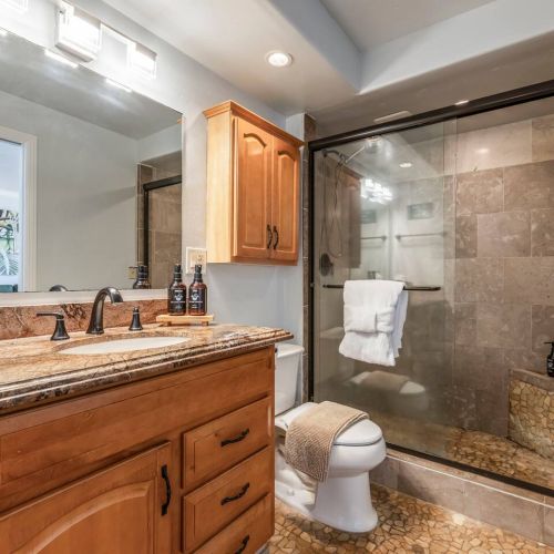 Freshly painted bathroom with all luxury bath essentials courtesy of Stay Aloha.