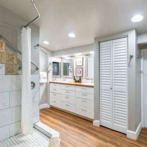 Updated Upstairs en suite bathroom