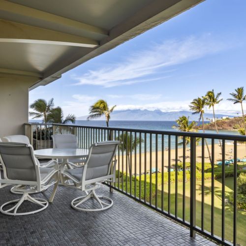 Outdoor dining from your large private lanai