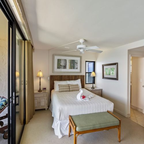 Queen size bed with direct lanai access