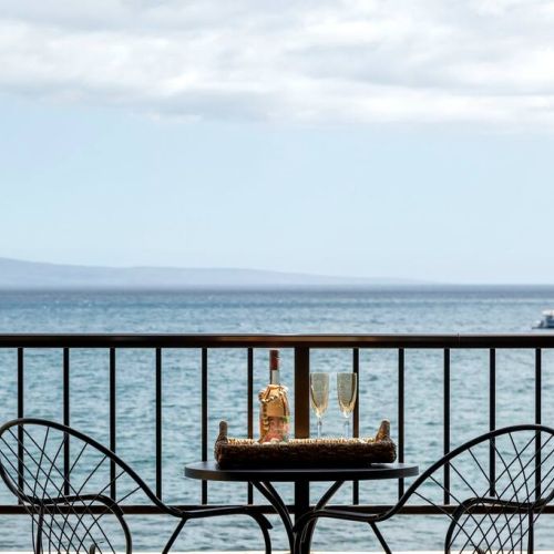 Picture perfect setting. Cheers to your Maui memories!