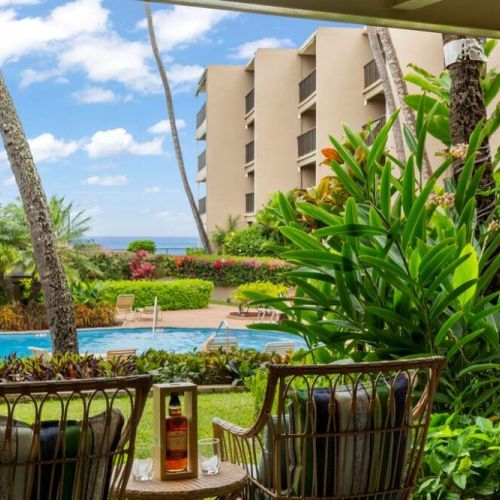 Sit back, relax, have a drink, and take in all Hale Ono Loa 114 has to offer.