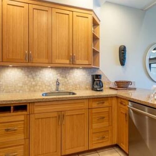 Remodeled Fully equipped kitchen with custom cabinetry and backsplash